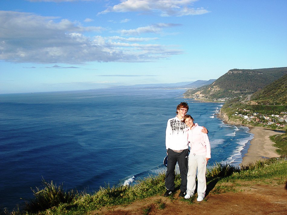 Moški in ženska na klifu blizu Wollongonga