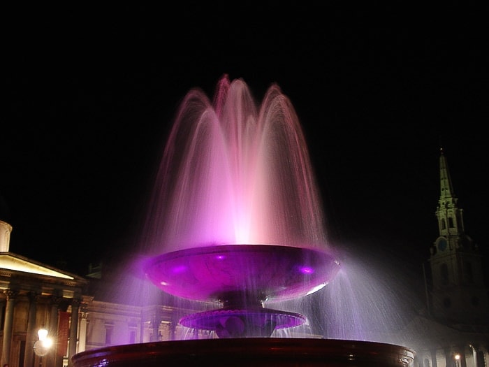roza osvetljena fontana na trafagal square