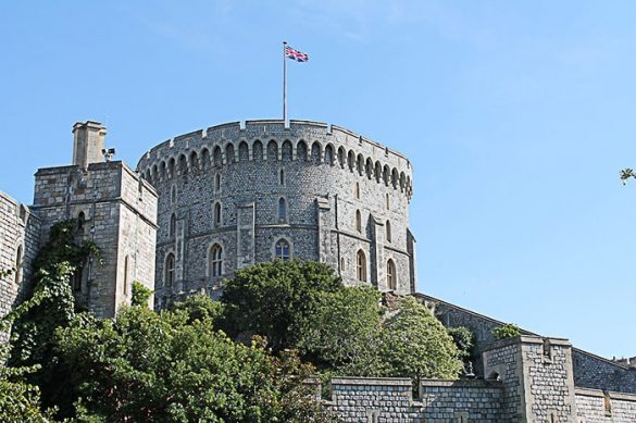 grad Windsor z britansko zastavo