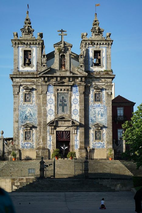 baročna cerkev z belo-modrimi keramičnimi ploščicami kot poslikavo