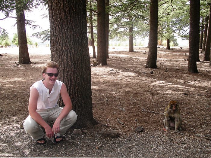 Popotnik in opica v Srednjem Atlasu, Maroko