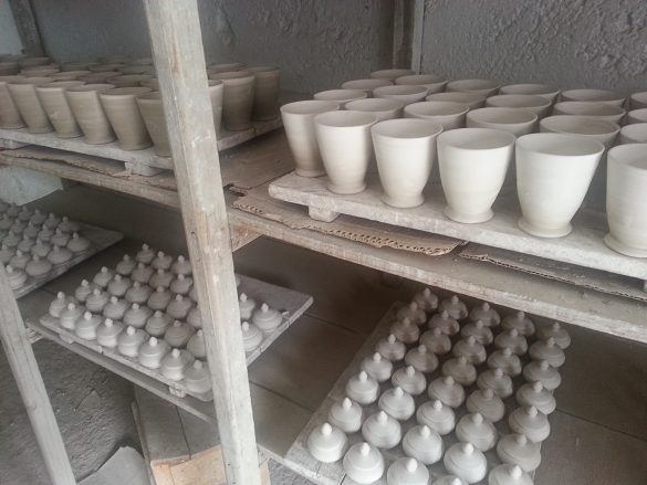 nepobarvana keramika v mestu Fes, Maroko