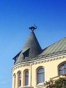 kip jezne mačke na vrhu zašiljene strehe v Rigi