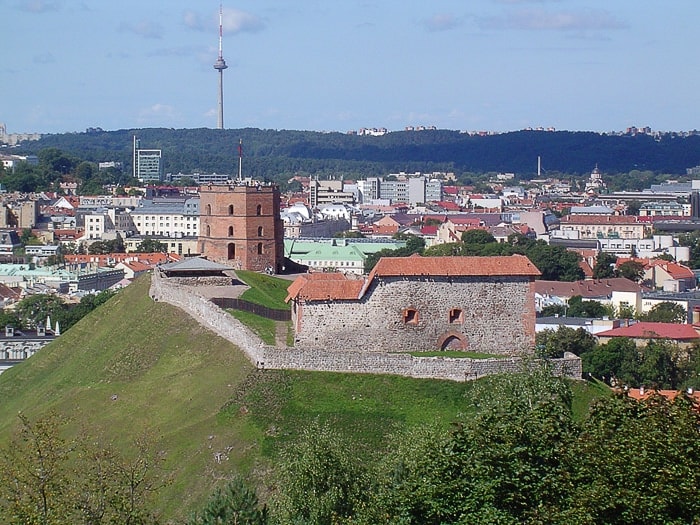 grajski kompleks v Vilni, zgornji grad in ruševine obzidja ter ohranjen Gediminasov stolp