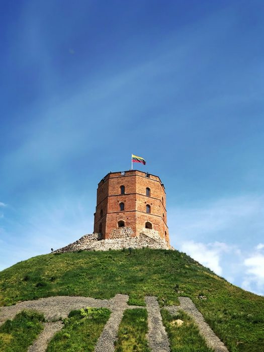 Gediminasov stolp z litvansko zastavo