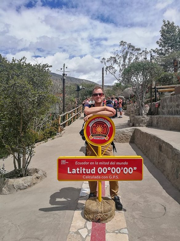 Mitad del Mundo_Rok moški na ekvatorju, Mitad del Mundo