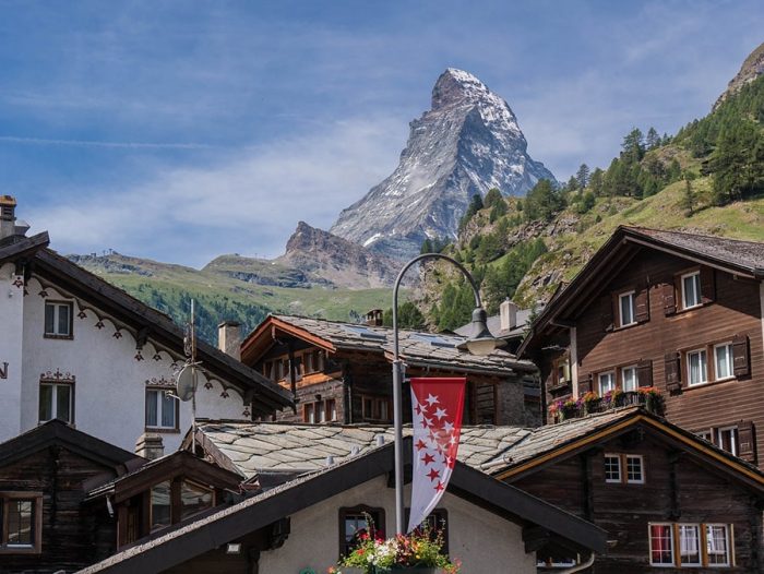 tipična švicarska vasica z lesenimi hišami, v ozadju pa gora Matterhorn