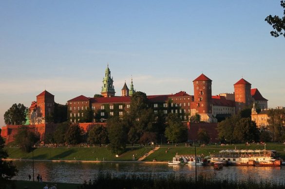 grad Krakov obsijan z večerno svetlobo