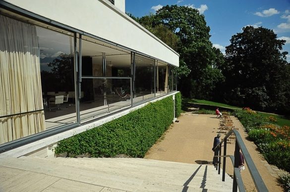 Vila Tugendhat-Brno-Lahkih nog naokrog-1 stopnice s terase na vrt. Na desni so steklene stene vile tugendhat