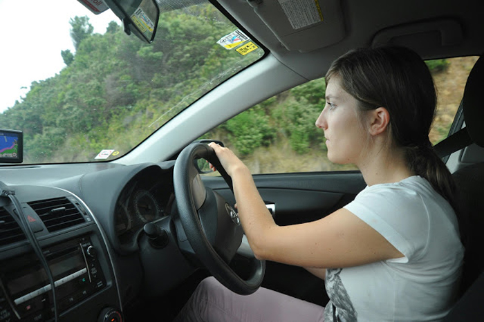 ženska za volanom na desni strani