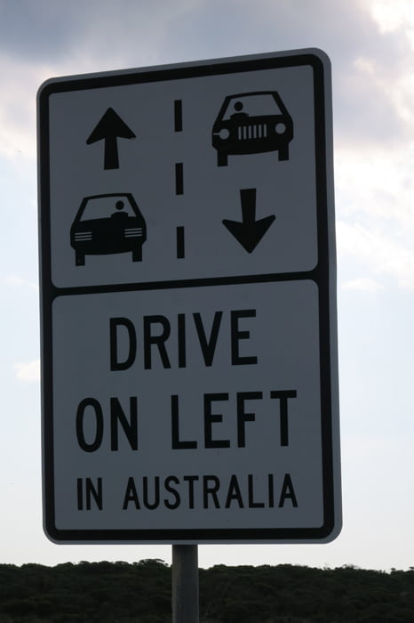 prometni znak, ki opozarja na vožnjo po levi