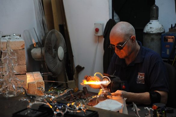 moški s temnimi očali oblikuje žareče steklo