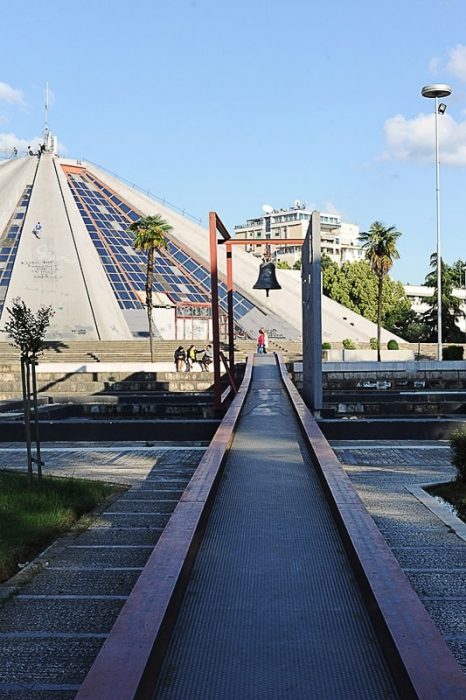betonska piramida v središču Albanije