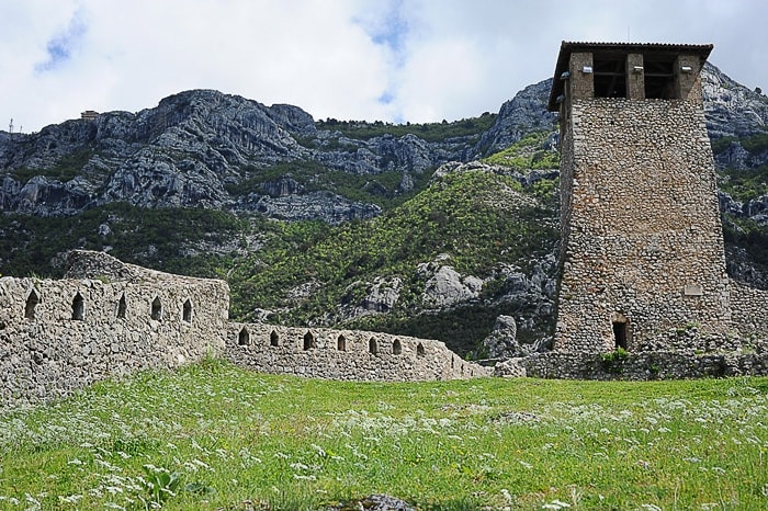 Opazovalni stolp in pogled na albanske gore