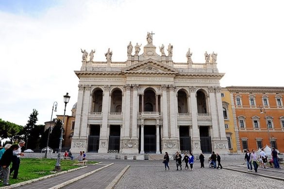 Lateranska bazilika. Belo pročelje cerkve v Rimu