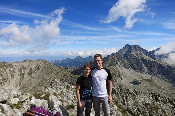 ženska in moški na vrhu gore v Visokih Tatrah