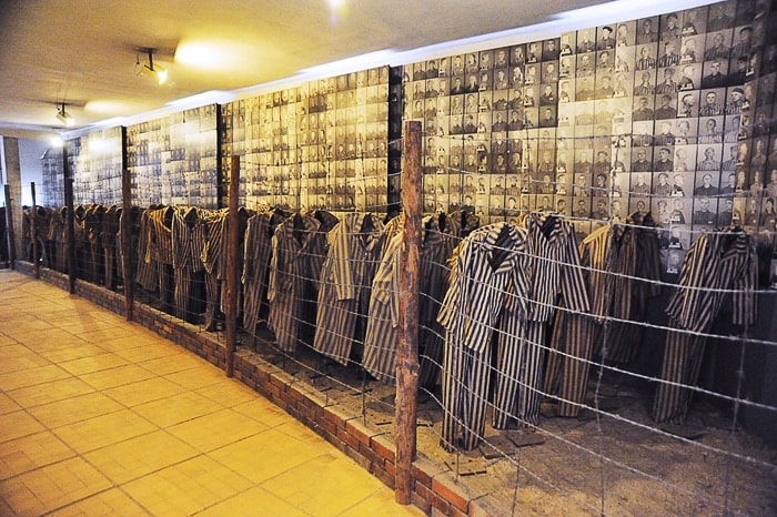 zaporniške obleke postavljene na lutke, Auschwitz