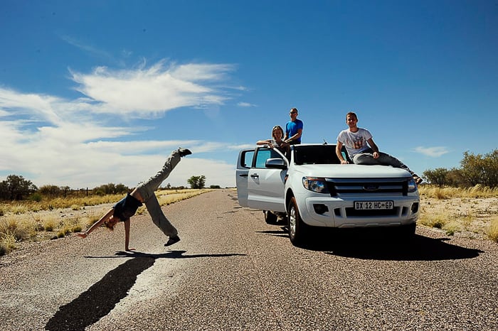 skupina ljudi ob avtomobilu Ford Ranger na cesti v Južni Afriki