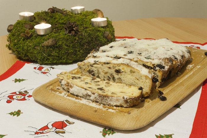 stollen, božični kruh ob adventnem venčku