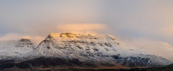 zasnežena gora pri Reykjaviku, Islandija