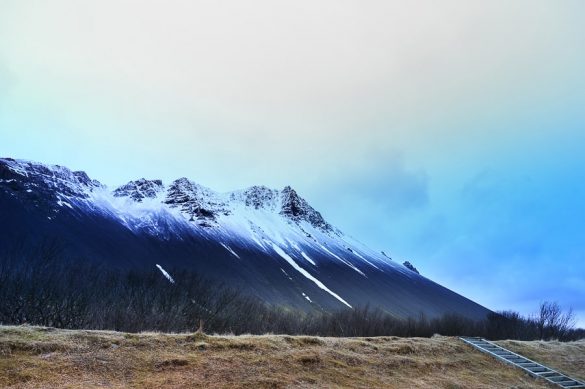 do polovice zasnežene gore na Islandiji