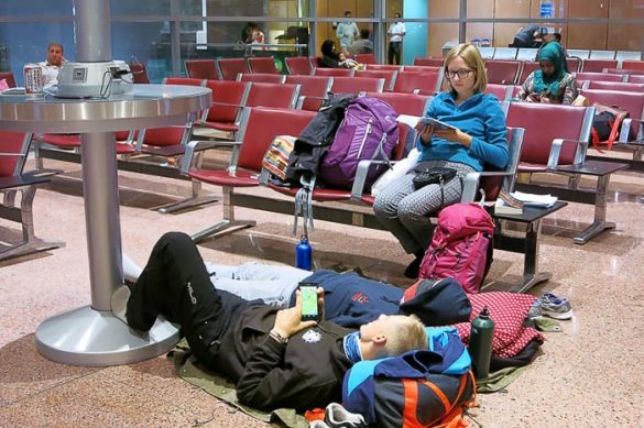 letališče: mladi popotniki spijo na tleh
