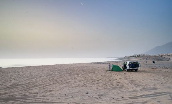 šotor na peščeni plaži, plaža Al Seifa, Oman