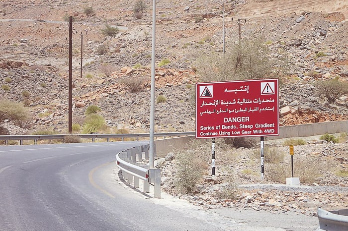 prometni znak: Danger opozarja na nevarno cesto na Jebel Akhdar