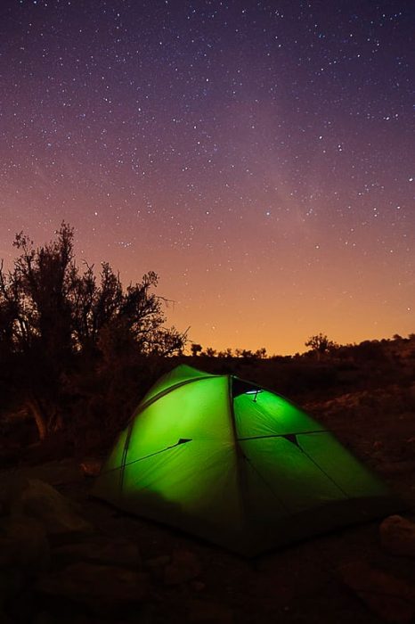 šotor pod zvezdnatim nebom