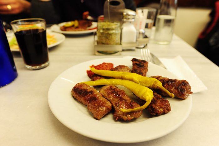 turške mesne kroglice s feferoni na krožniku