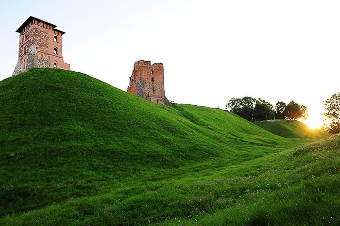 ruševine gradu na travnatem griču