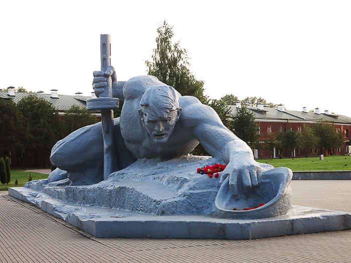 Kip vojaka, ki se steguje po vodo