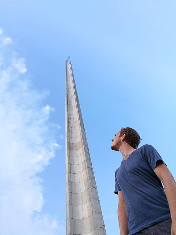 obelisk v obliki bajonete in moški, ki stoji pod njem