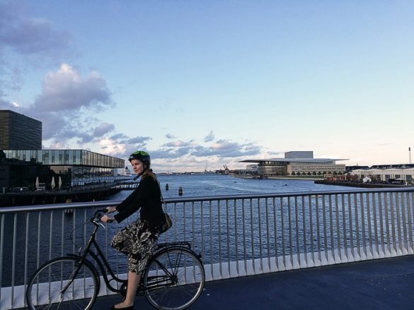 kolesarka na mostu v kopenhagnu