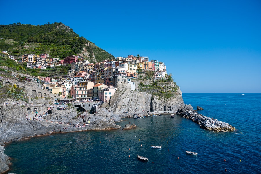 Cinque Terre-vas zgrajena v strmo pobočje ob Ligurskem morju