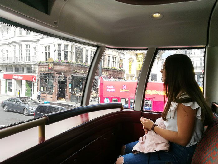 Otrok sedi v prvi vrsti double deckerja, London