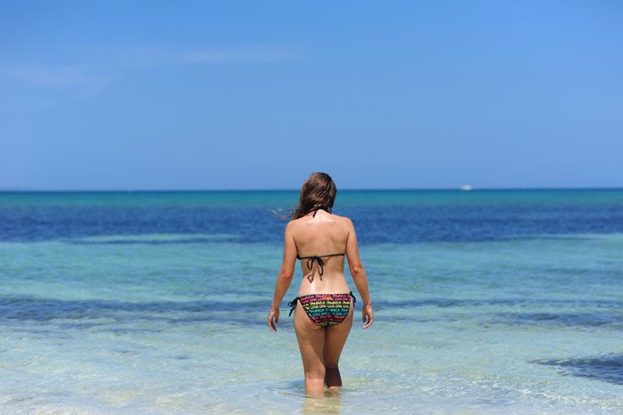 turistka gre v morje na dead end beach, montego bay - najlepši plaži na jamajki