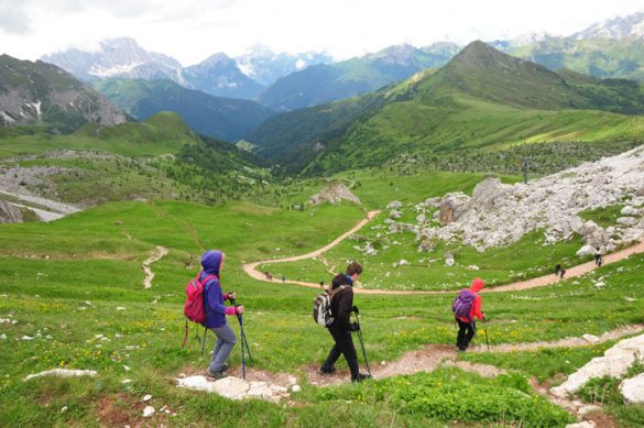 skupina ljudi hodi do Passo Giau v Dolomitih