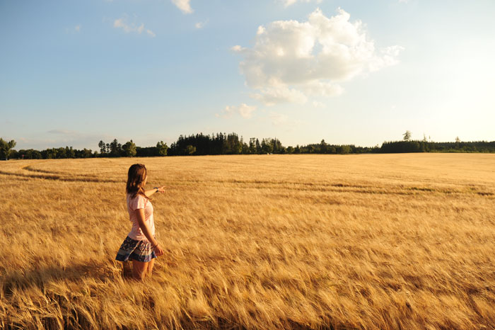 Ženska sredi žitnega polja
