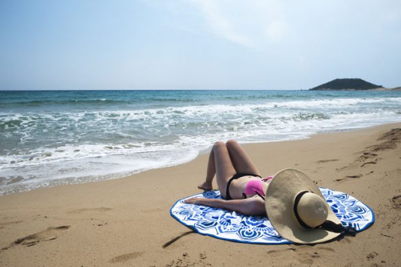 ženska na peščeni plaži na Severnem Cipru
