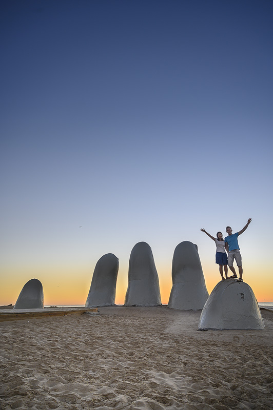 par na skulpturi prstov v Punta del Este