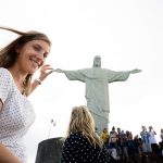 ženska pri kipu Cristo Redentor, Rio de Janeiro
