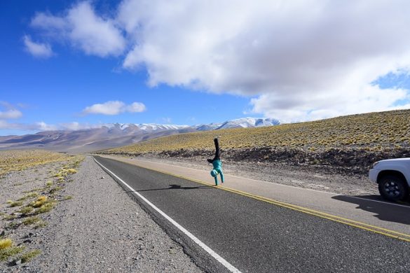 ženska dela kolo na cesti v Argentini