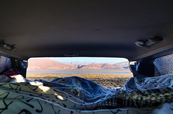pogled iz avtomobilske postelje na gore