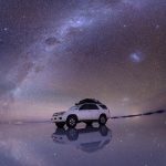 nočno nebo in pod njim avto v salar de uyuni