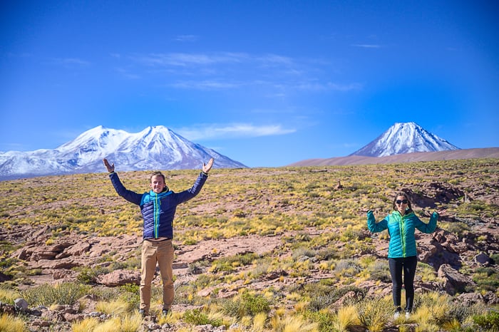 moški in ženska pred vulkani v Andih