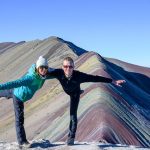 ženska in moški pred rainbow mountain