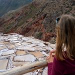ženska gleda soline maras v sacred valley