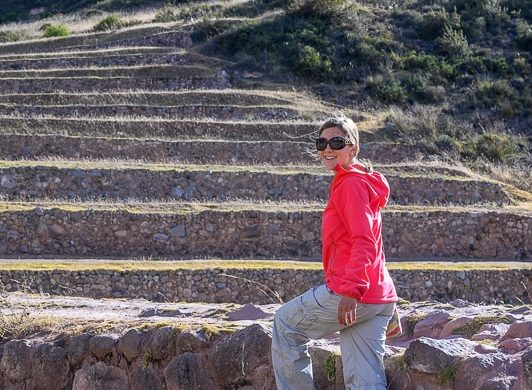 ženska na inkovskih stopnicah, moray, sacred valley