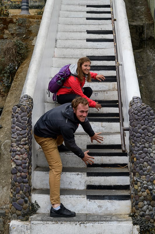 moški in ženska na stopnicah s klavirjem v Valparaisu